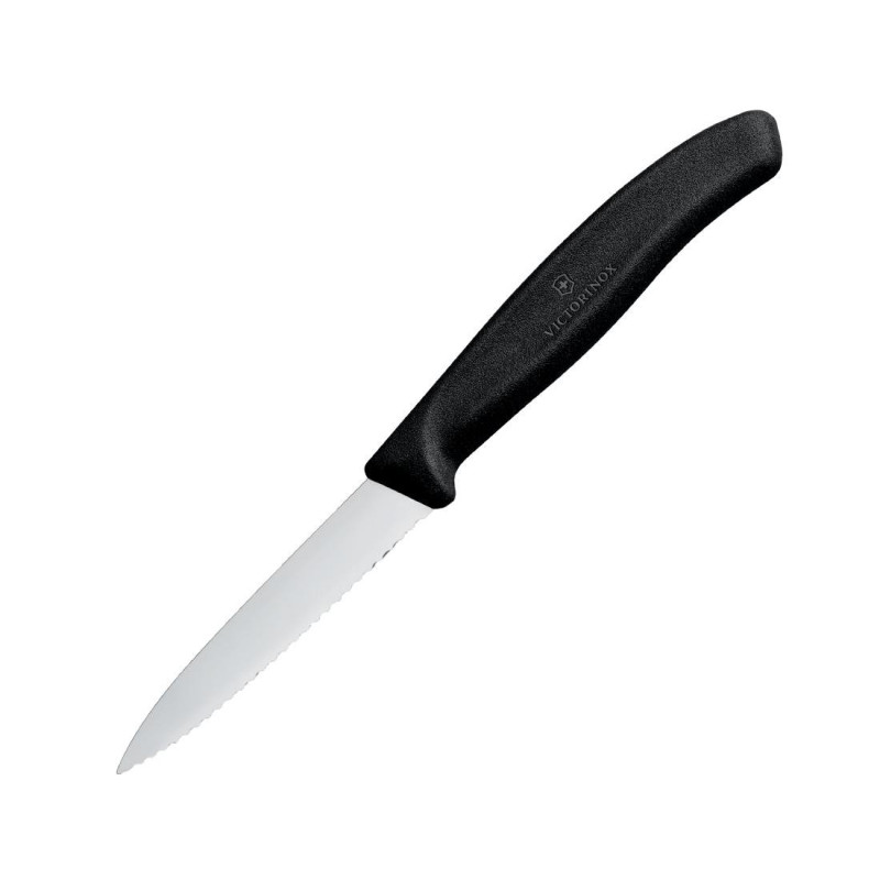Coltello da ufficio dentato e appuntito Victorinox 8 cm: taglio preciso e facilitata penetrazione. Coltello da ufficio dentato e appuntito Victorinox 8 cm: taglio preciso e facilitata penetrazione.